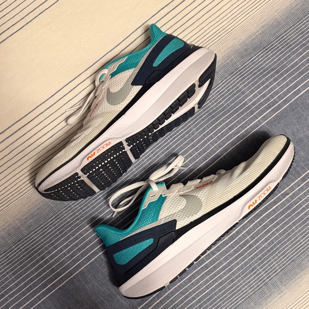 Nike Women's Structure 25 Teal and White Running Shoes